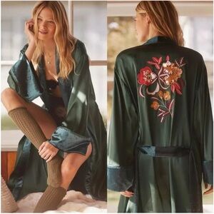 ANTHROPOLOGIE Sleek Floral Sequin & Embroidered Robe in Emerald Green Size S / M